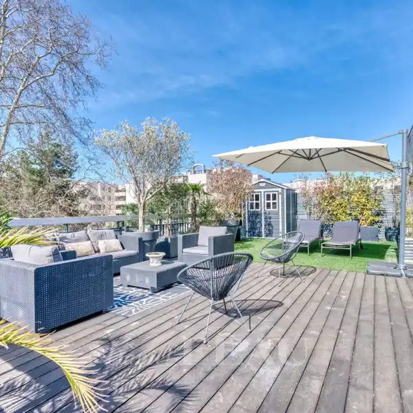 SPACIOUS HOME OVERLOOKING BEAUTIFUL CHATEAUX GARDENS