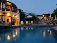 ON THE ROCKS VILLA