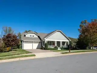 Beautifully Appointed Like-new Cottage