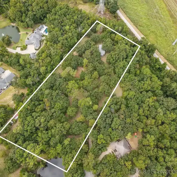 RARE FIVE-ACRE PROPERTY IN THE HEART OF JENKS