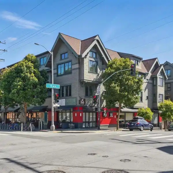 EXCEPTIONAL TOP-FLOOR RESIDENCE AT BRODERICK PLACE