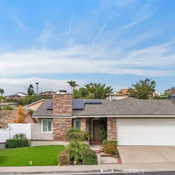 SINGLE-LEVEL HOME ON A LARGE PRIVATE LOT