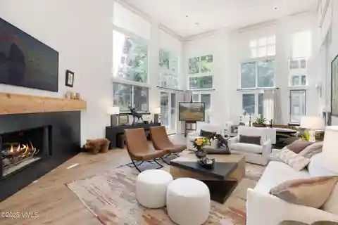 Fully Remodeled Residence Steps from the Ski Lift