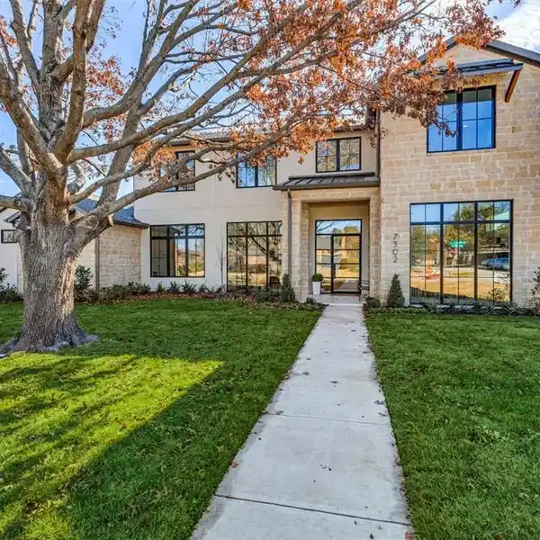 STRIKING NEW CONSTRUCTION HOME