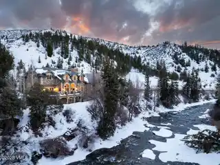 Extraordinary Home Blending Luxury and Comfort