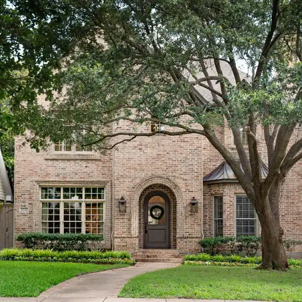 BEAUTIFUL TRADITIONAL FAMILY HOME