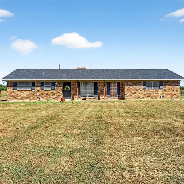 SPACIOUS TRACT IDEAL FOR DEVELOPMENT OR PRIVATE RESIDENCE