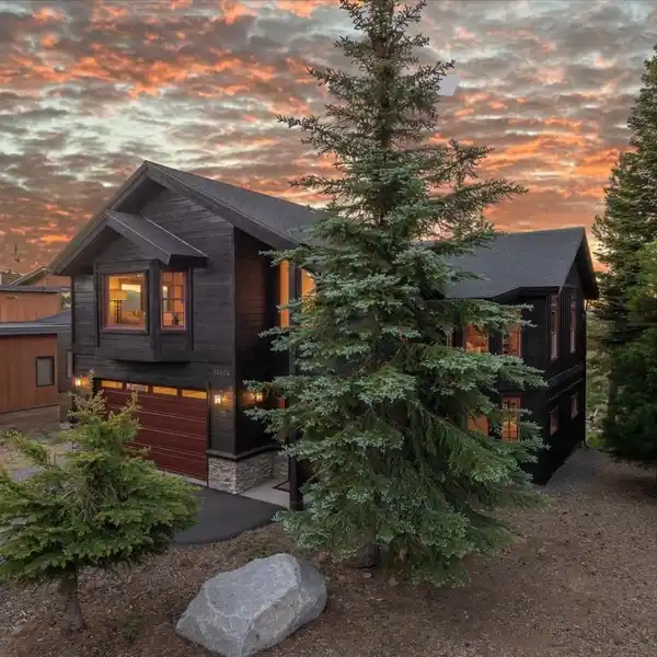INVITING MOUNTAIN DESIGN WITH PANORAMIC VIEWS