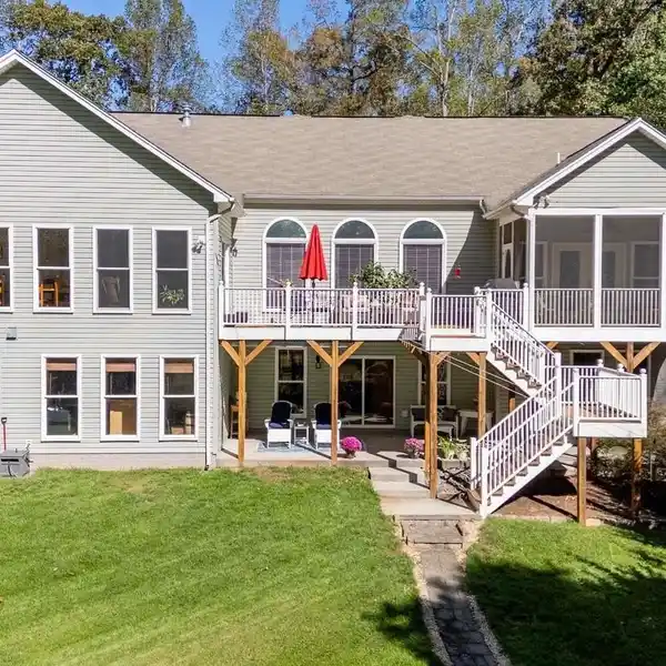 EXQUISITE CRAFTSMAN-STYLE WATERFRONT HOME