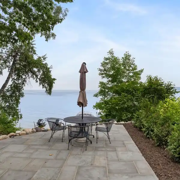 SPECTACULAR LAKEFRONT HOME