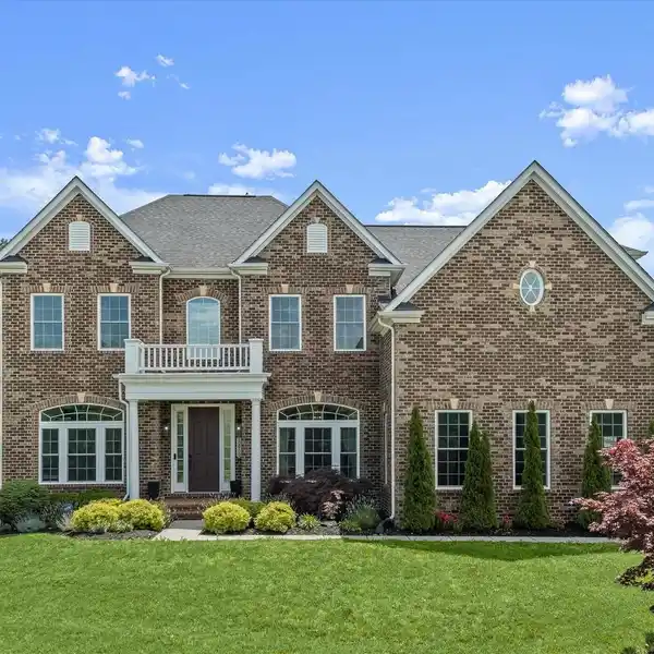 IMPECCABLY MAINTAINED GRAND COLONIAL