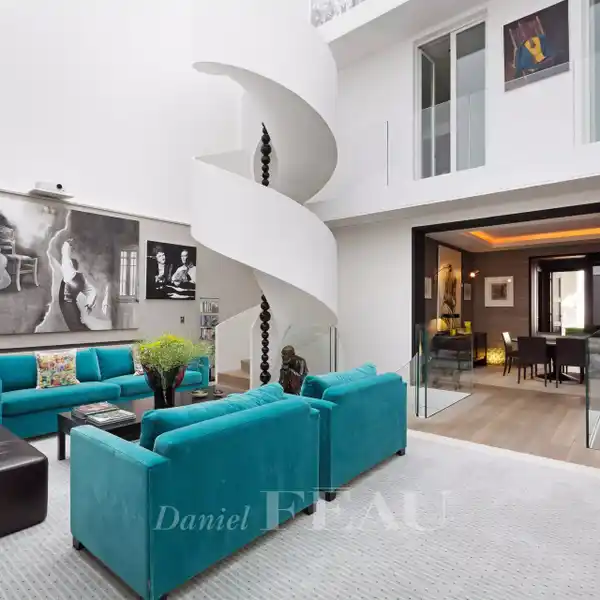 CONTEMPORARY PRIVATE MANSION