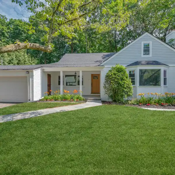 MOVE IN READY BEAUTIFULLY RENOVATED CAPE COD