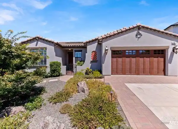 IMPRESSIVE CUSTOM SINGLE-LEVEL RESIDENCE