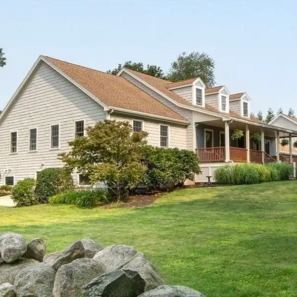TRANQUIL RETREAT WITH EXPANSIVE DECK AND VIEWS