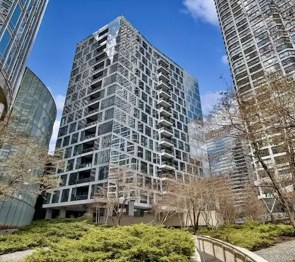 RIVERFRONT ELEGANCE WITH ICONIC SKYLINE VIEWS