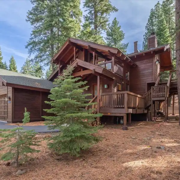 CHARMING NORTHSTAR MOUNTAIN RETREAT WITH FOREST VIEWS, SPA & EASY VILLAGE ACCESS