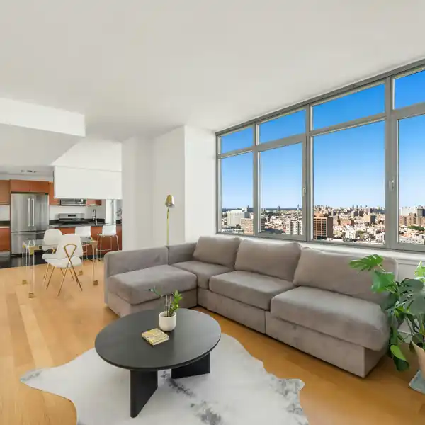 SPACIOUS RESIDENCE IN 5TH ON THE PARK