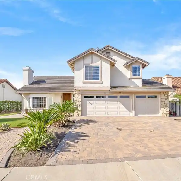 SERENE HILLTOP HAVEN WITH EXPANSIVE OUTDOOR LIVING