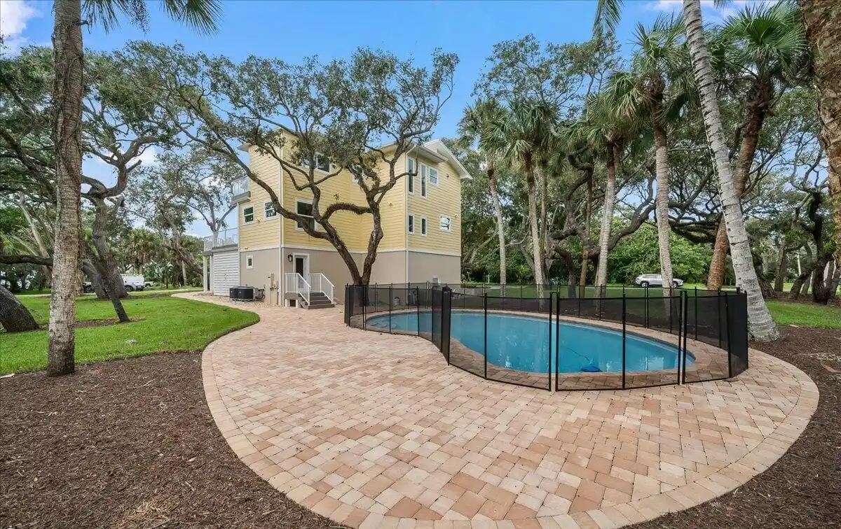 Spectacular Pool Home in a Quiet Neighborhood