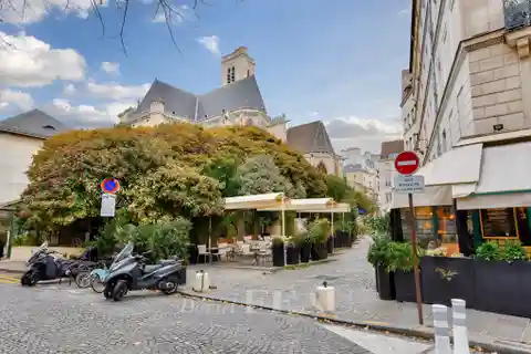Elegant Apartment with Generous Living Space