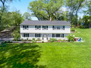Welcoming Home on a Sought-after Cul-de-sac