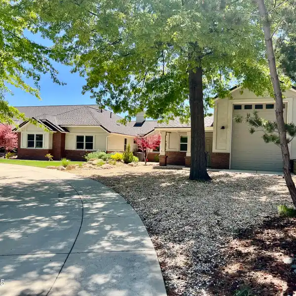 BEAUTIFUL RESIDENCE IN IDEAL LONGVIEW ESTATES LOCATION