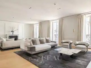 Bright Dual-Aspect Apartment