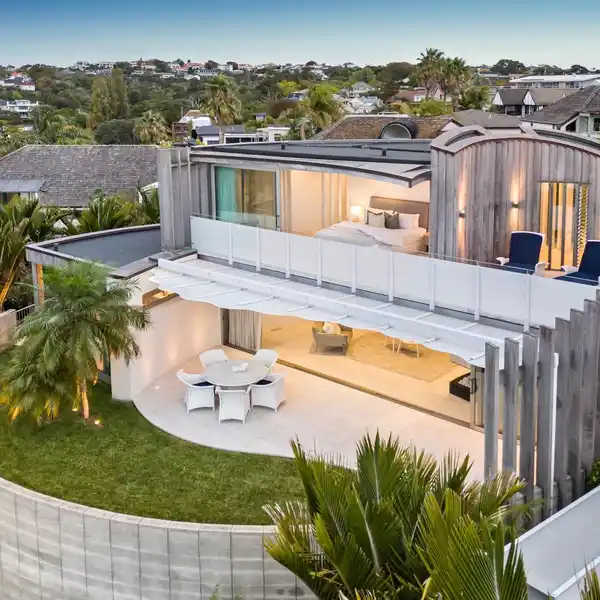 ARCHITECTURALLY ICONIC RESIDENCE