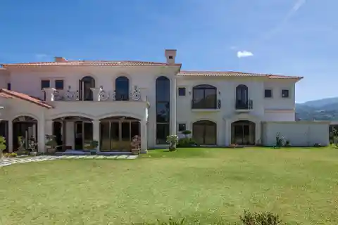 Château at Monterán - a Classic Retreat