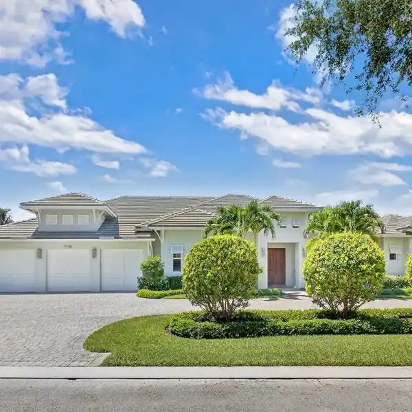 ONE-STORY MODERN RESIDENCE IN THE GATED HOBE SOUND GOLF CLUB