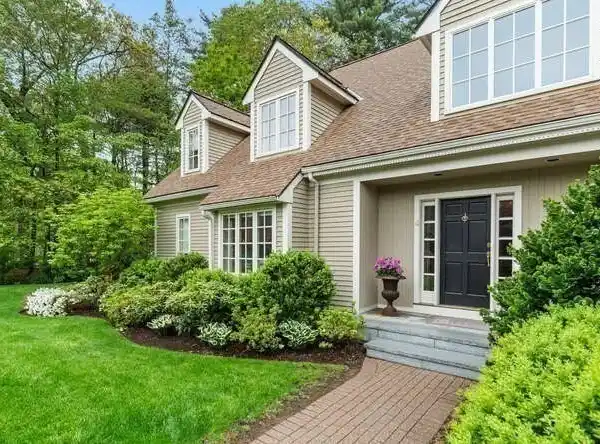 DESIGNER RETREAT WITH PRIVATE YARD & DECK