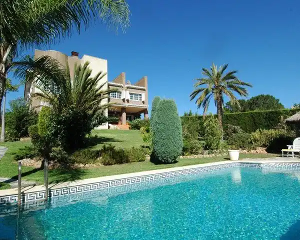 SITUATED IN PARQUE MONTE ALCEDO URBANISATION