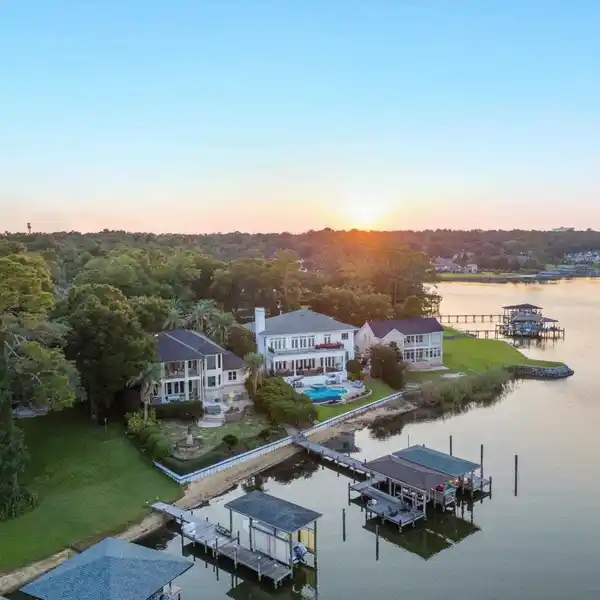 LUXURY WATERFRONT LIVING