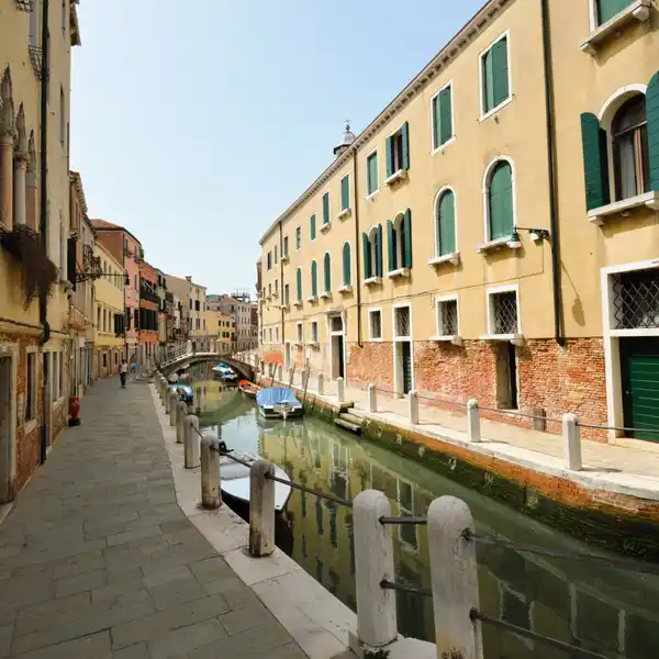 ELEGANT VENETIAN RESIDENCE WITH EVOCATIVE VIEWS