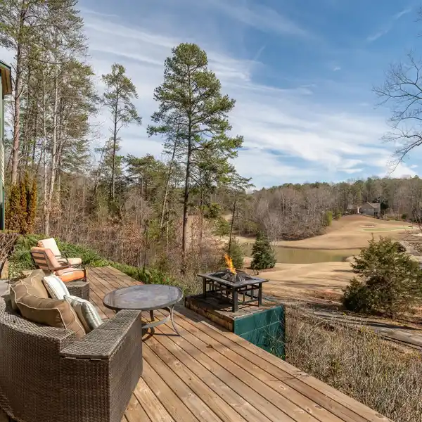 EXPANSIVE OPEN PLAN HOME IN RUMBLING BALD