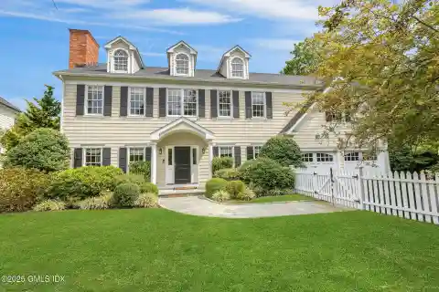 Elegant Like-New Colonial