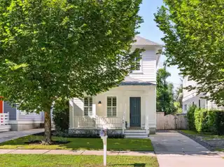 Mount Pleasant Gem Steps from Shem Creek