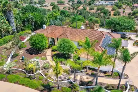Private Eco-Estate with Entertainer’s Dream Kitchen