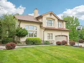 Luxury Colonial Retreat with Parklike Grounds
