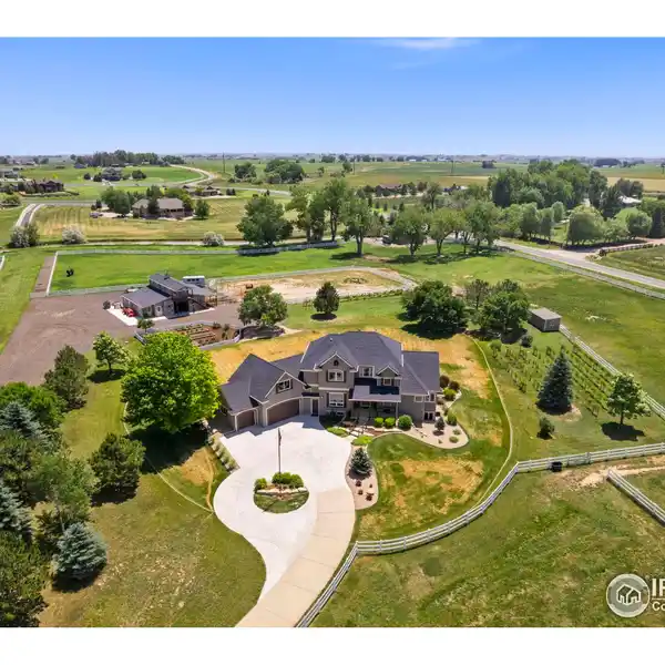 STUNNING SIX-ACRE RETREAT