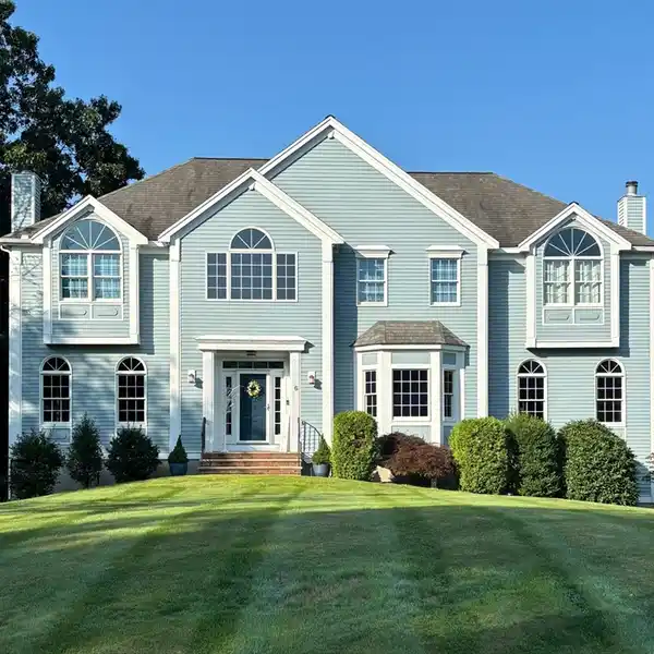 CONTEMPORARY COLONIAL HOME BLENDING STYLE AND FUNCTIONALITY