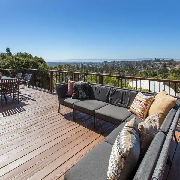 MID-CENTURY MODERN HOME WITH SWEEPING BAY VIEWS