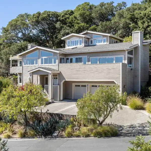 EXPANSIVE RETREAT WITH SWEEPING VIEWS