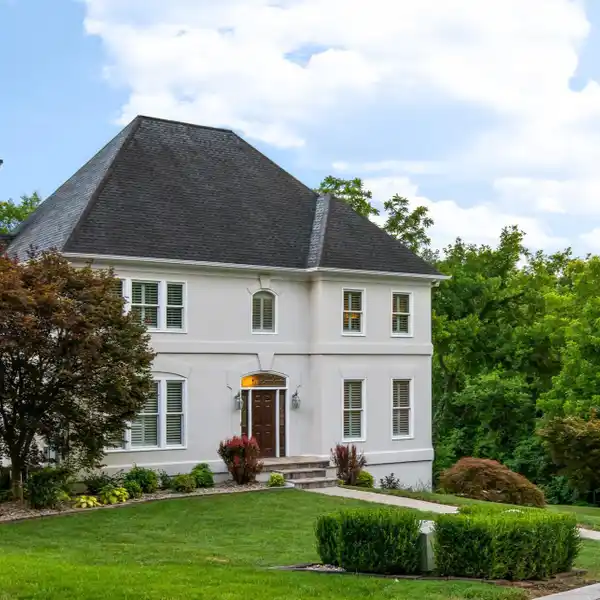 MODERN LAKEVIEW LIVING & RESORT-STYLE AMENITIES