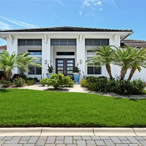 ELEGANT LAKEFRONT HOME IN VERO BEACH