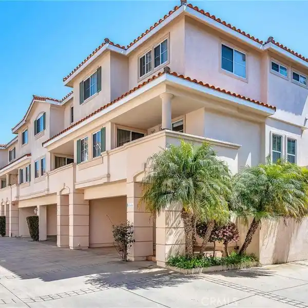 END UNIT IN A HIDDEN GEM COMMUNITY