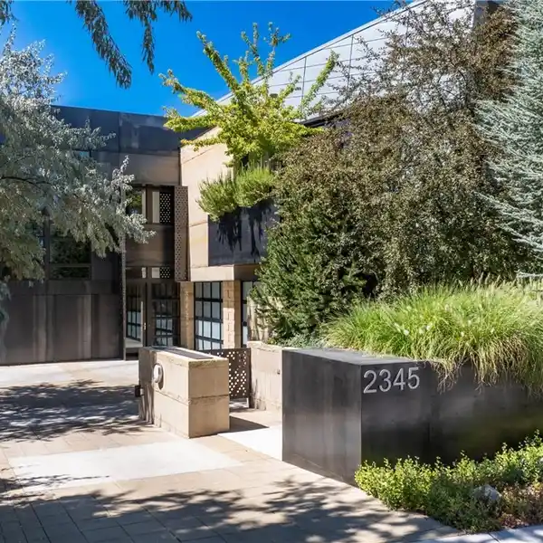 IMPECCABLE HOME WITH ENDLESS ARTISTIC SPIRIT