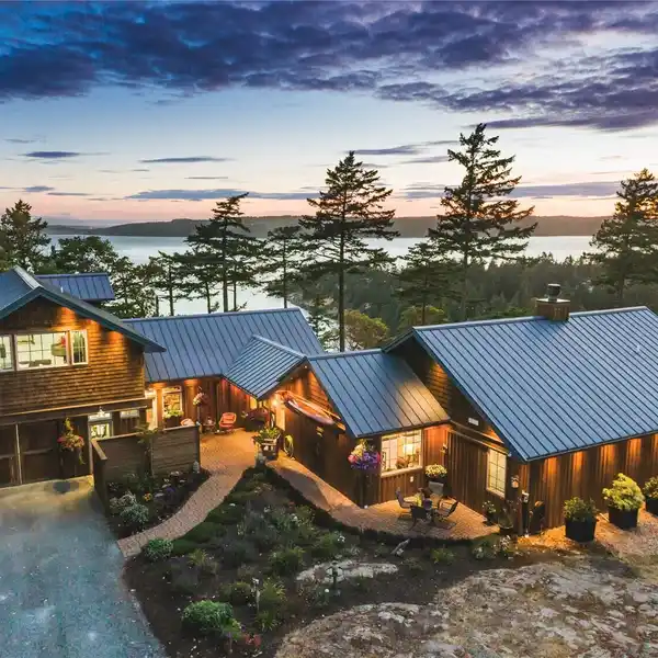 SECLUDED PARADISE SITUATED AT THE TOP OF EAGLES NEST