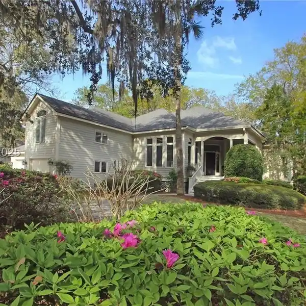 BEAUTIFUL HOME A SHORT DISTANCE FROM THE WHITE SAND BEACHES